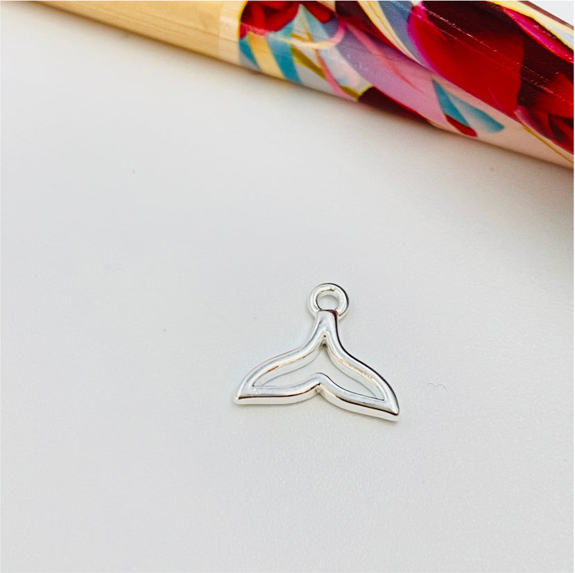 FP953 Colgante Colita de Sirena 7x11 mm más argollita Figura Baño Plata Figuras Bañadas hecho de Bronce Bañado en Plata 50 ml Joyas Bañadas en Plata