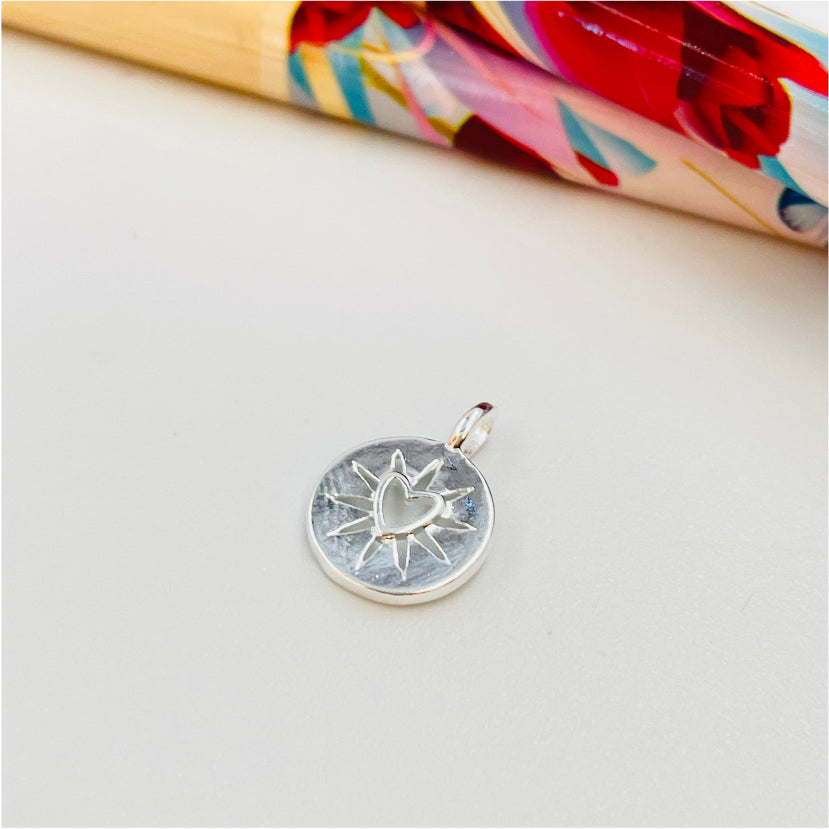 FP954 Colgante Medalla Corazón calado con borde en relieve y rayos calados 10 mm argollita de lado para pasar Figura Baño Plata Figuras Bañadas hecho de Bronce Bañado en Plata 50 ml Joyas Bañadas en Plata