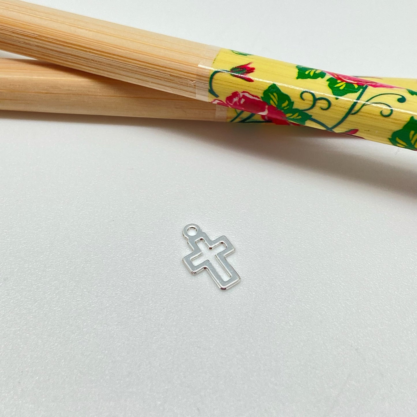 FP955 Colgante Mini Cruz Calada 9x7 mm más argollita Figura Baño Plata Figuras Bañadas hecho de Bronce Bañado en Plata 50 ml Joyas Bañadas en Plata