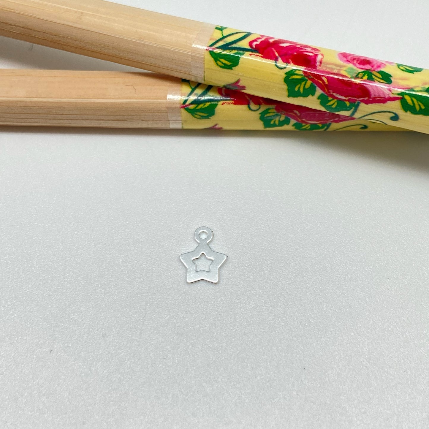 FP956 Colgante Mini estrella Calada 6x6 mm más argollita Figura Baño Plata Figuras Bañadas hecho de Bronce Bañado en Plata 50 ml Joyas Bañadas en Plata