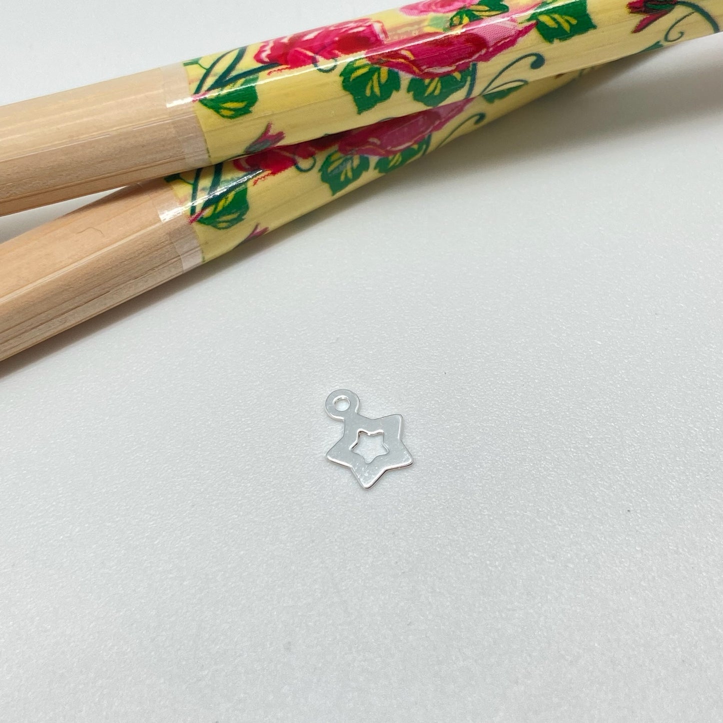 FP956 Colgante Mini estrella Calada 6x6 mm más argollita Figura Baño Plata Figuras Bañadas hecho de Bronce Bañado en Plata 50 ml Joyas Bañadas en Plata