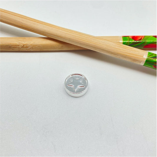 FP962 Colgante con Estrella estampada en relieve para pasar diá. 12 mm espesor 4 mm Figura Baño Plata Figuras Bañadas hecho de Bronce Bañado en Plata 50 ml Joyas Bañadas en Plata