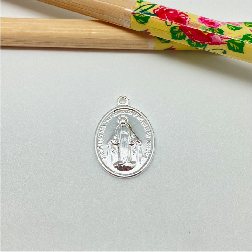FP965 Colgante Virgen de los Milagros Ovalada 20x15 mm más argollita Figura Baño Plata Figuras Bañadas hecho de Bronce Bañado en Plata 50 ml Joyas Bañadas en Plata