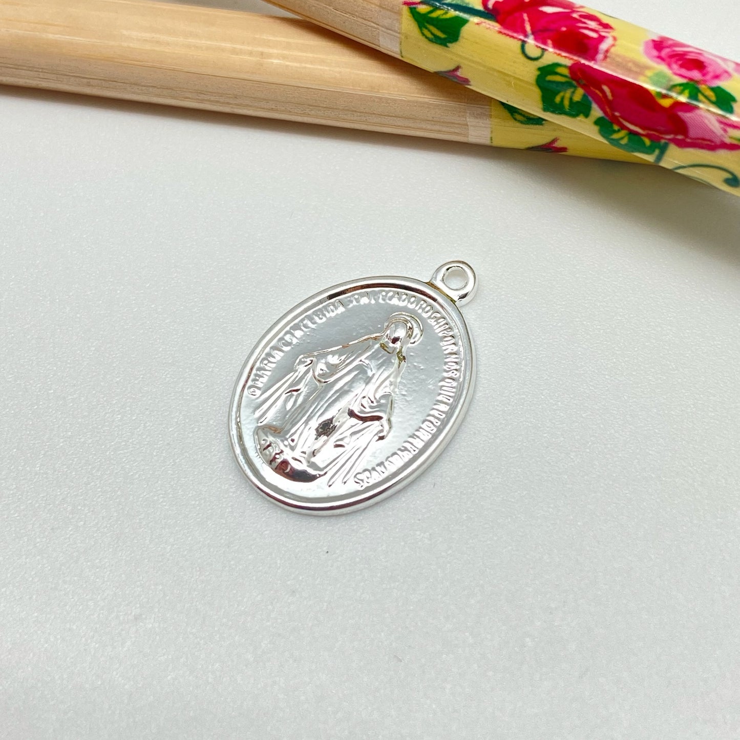 FP965 Colgante Virgen de los Milagros Ovalada 20x15 mm más argollita Figura Baño Plata Figuras Bañadas hecho de Bronce Bañado en Plata 50 ml Joyas Bañadas en Plata