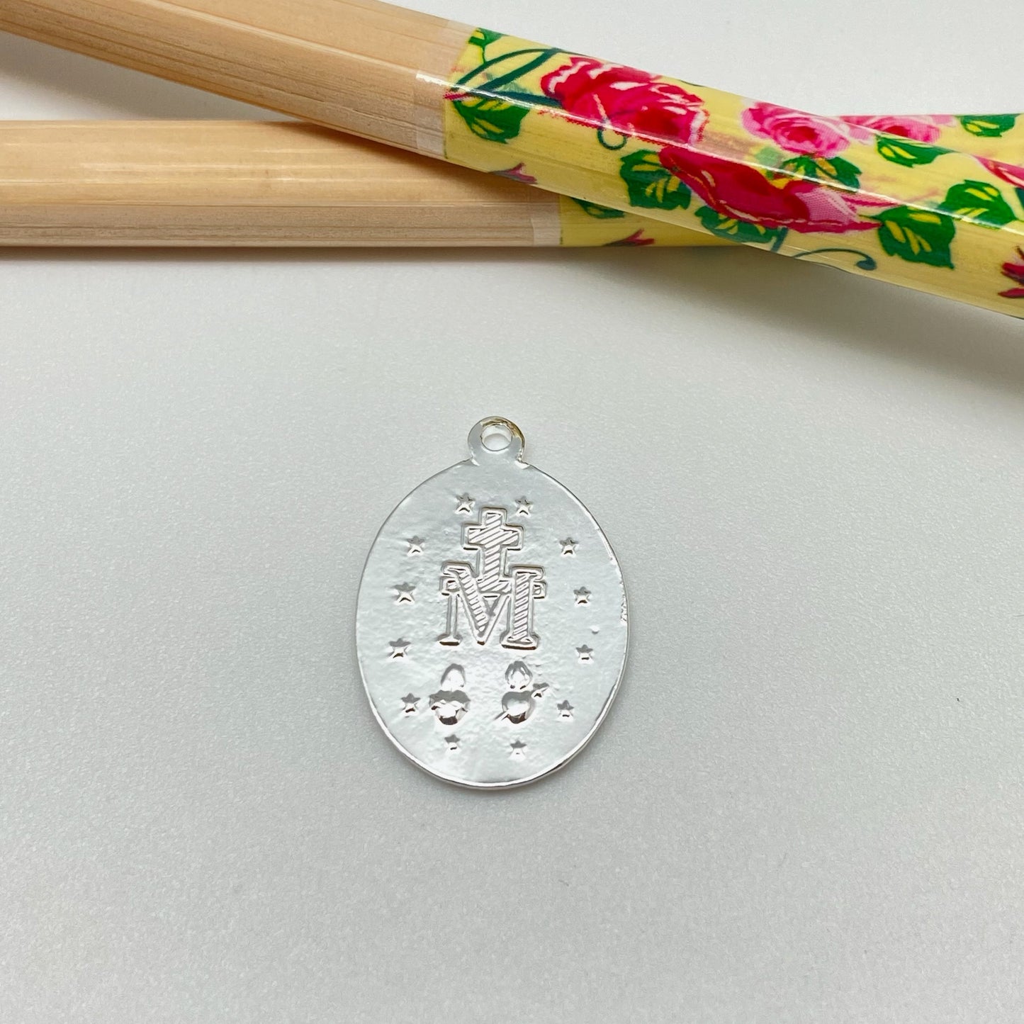 FP965 Colgante Virgen de los Milagros Ovalada 20x15 mm más argollita Figura Baño Plata Figuras Bañadas hecho de Bronce Bañado en Plata 50 ml Joyas Bañadas en Plata