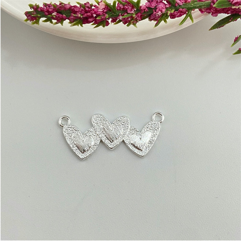 FP969 Colgante Triple Corazón con corazón en relieve lijado 12x30 mm argollitas en lados Figura Baño Plata Figuras Bañadas hecho de Bronce Bañado en Plata 50 ml Joyas Bañadas en Plata