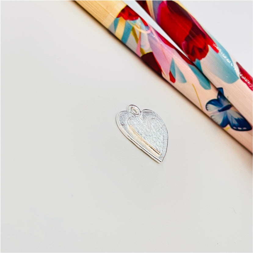 FP970 Colgante Corazón con corazón menor en relieve 14x14 mm Lijado Figura Baño Plata Figuras Bañadas hecho de Bronce Bañado en Plata 50 ml Joyas Bañadas en Plata
