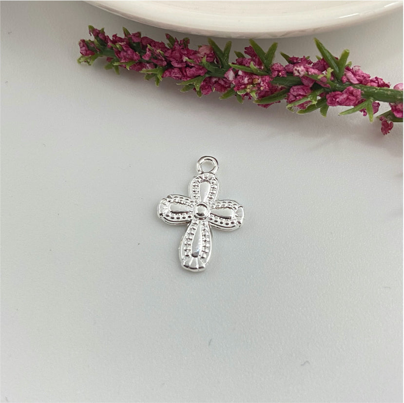 FP972 Colgante Cruz con relieve borde rutilado 15x12 mm más argollita Figura Baño Plata Figuras Bañadas hecho de Bronce Bañado en Plata 50 ml Joyas Bañadas en Plata