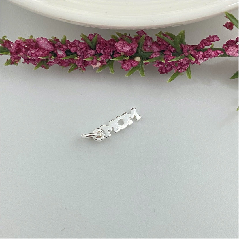 FP975 Colgante MOM 10x3 mm mas argollita Figura Baño Plata Figuras Bañadas hecho de Bronce Bañado en Plata 50 ml Joyas Bañadas en Plata