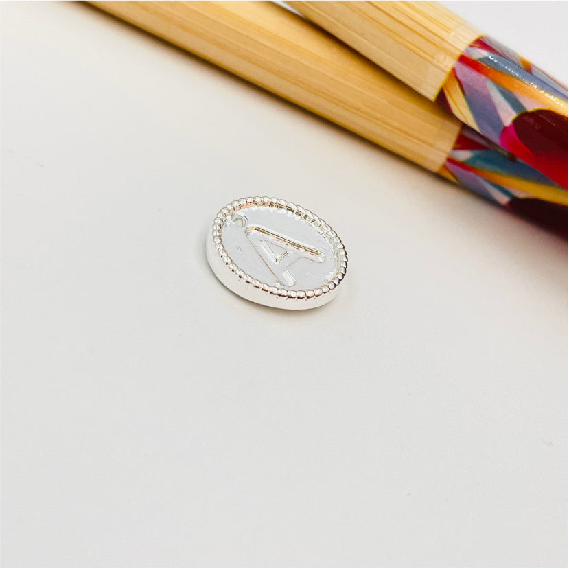 FP985 Colgante Mini Letra Diá. 11 mm Borde Rutilado Figura Baño Plata Figuras Bañadas hecho de Bronce Bañado en Plata 50 ml Joyas Bañadas en Plata FP985