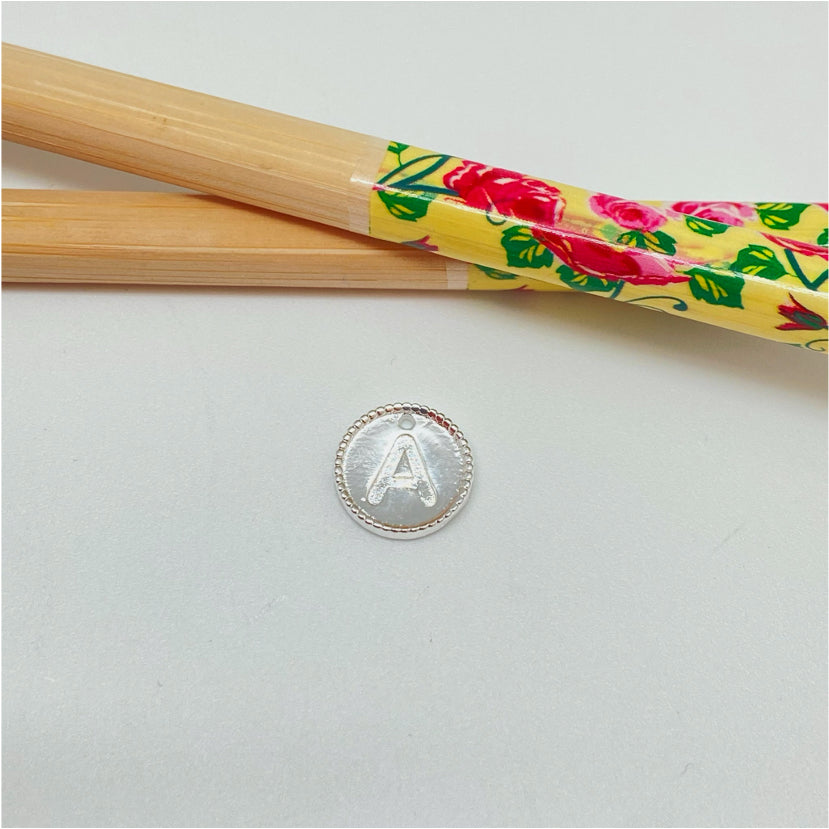 FP985 Colgante Mini Letra Diá. 11 mm Borde Rutilado Figura Baño Plata Figuras Bañadas hecho de Bronce Bañado en Plata 50 ml Joyas Bañadas en Plata FP985-A