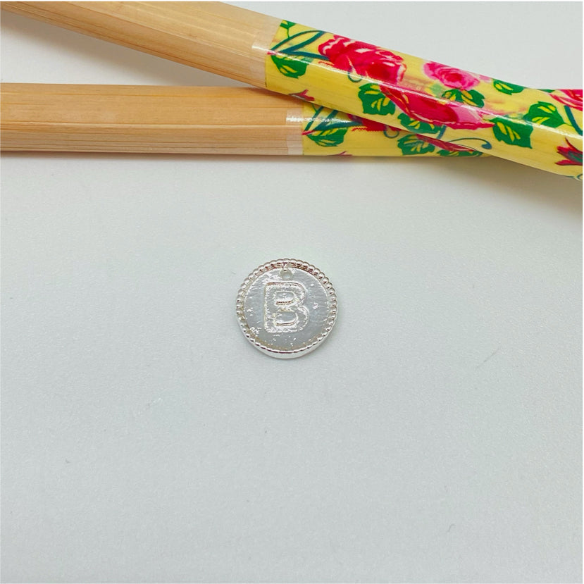 FP985 Colgante Mini Letra Diá. 11 mm Borde Rutilado Figura Baño Plata Figuras Bañadas hecho de Bronce Bañado en Plata 50 ml Joyas Bañadas en Plata FP985-B