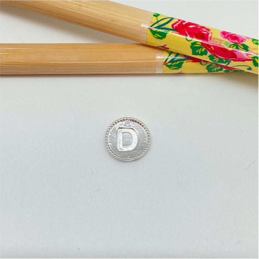 FP985 Colgante Mini Letra Diá. 11 mm Borde Rutilado Figura Baño Plata Figuras Bañadas hecho de Bronce Bañado en Plata 50 ml Joyas Bañadas en Plata FP985-D