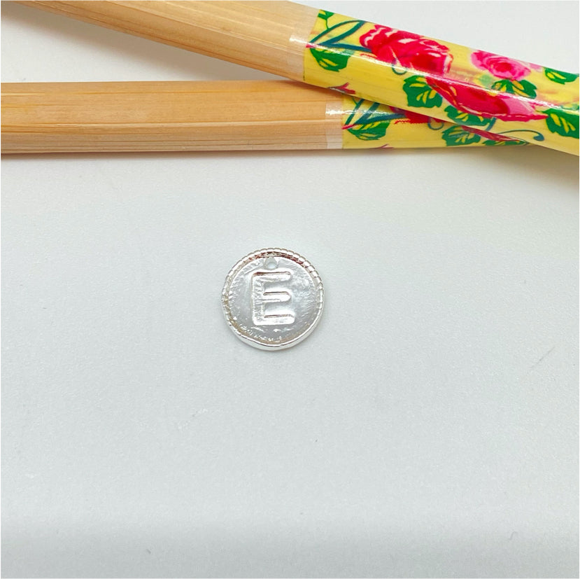 FP985 Colgante Mini Letra Diá. 11 mm Borde Rutilado Figura Baño Plata Figuras Bañadas hecho de Bronce Bañado en Plata 50 ml Joyas Bañadas en Plata FP985-E
