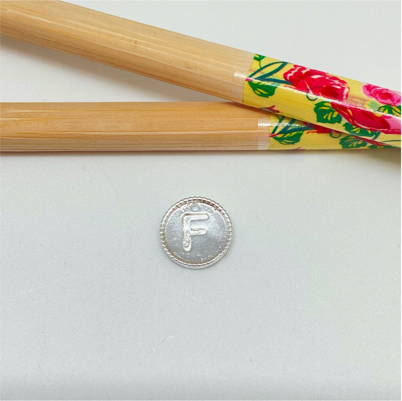 FP985 Colgante Mini Letra Diá. 11 mm Borde Rutilado Figura Baño Plata Figuras Bañadas hecho de Bronce Bañado en Plata 50 ml Joyas Bañadas en Plata FP985-F