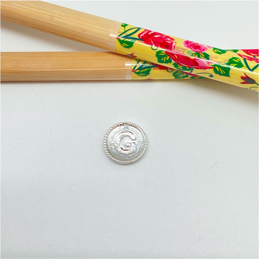 FP985 Colgante Mini Letra Diá. 11 mm Borde Rutilado Figura Baño Plata Figuras Bañadas hecho de Bronce Bañado en Plata 50 ml Joyas Bañadas en Plata FP985-G