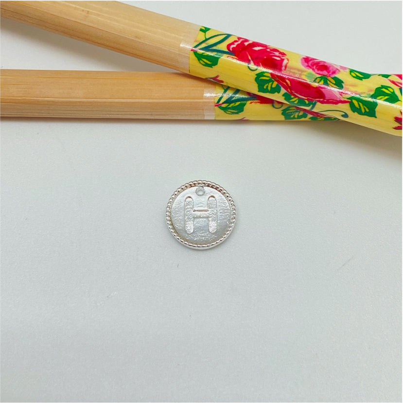 FP985 Colgante Mini Letra Diá. 11 mm Borde Rutilado Figura Baño Plata Figuras Bañadas hecho de Bronce Bañado en Plata 50 ml Joyas Bañadas en Plata FP985-H