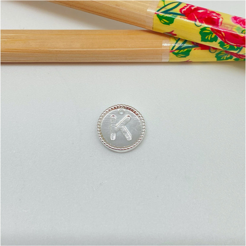 FP985 Colgante Mini Letra Diá. 11 mm Borde Rutilado Figura Baño Plata Figuras Bañadas hecho de Bronce Bañado en Plata 50 ml Joyas Bañadas en Plata FP985-K