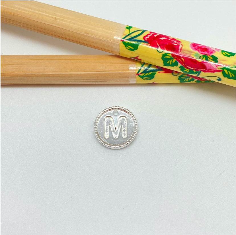 FP985 Colgante Mini Letra Diá. 11 mm Borde Rutilado Figura Baño Plata Figuras Bañadas hecho de Bronce Bañado en Plata 50 ml Joyas Bañadas en Plata FP985-M