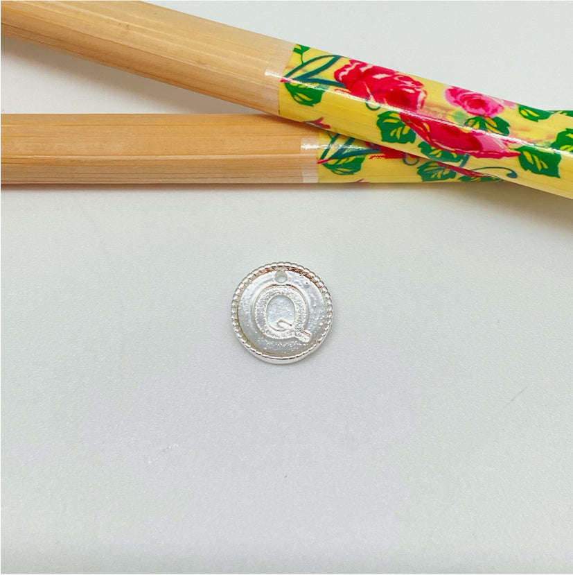 FP985 Colgante Mini Letra Diá. 11 mm Borde Rutilado Figura Baño Plata Figuras Bañadas hecho de Bronce Bañado en Plata 50 ml Joyas Bañadas en Plata FP985-R