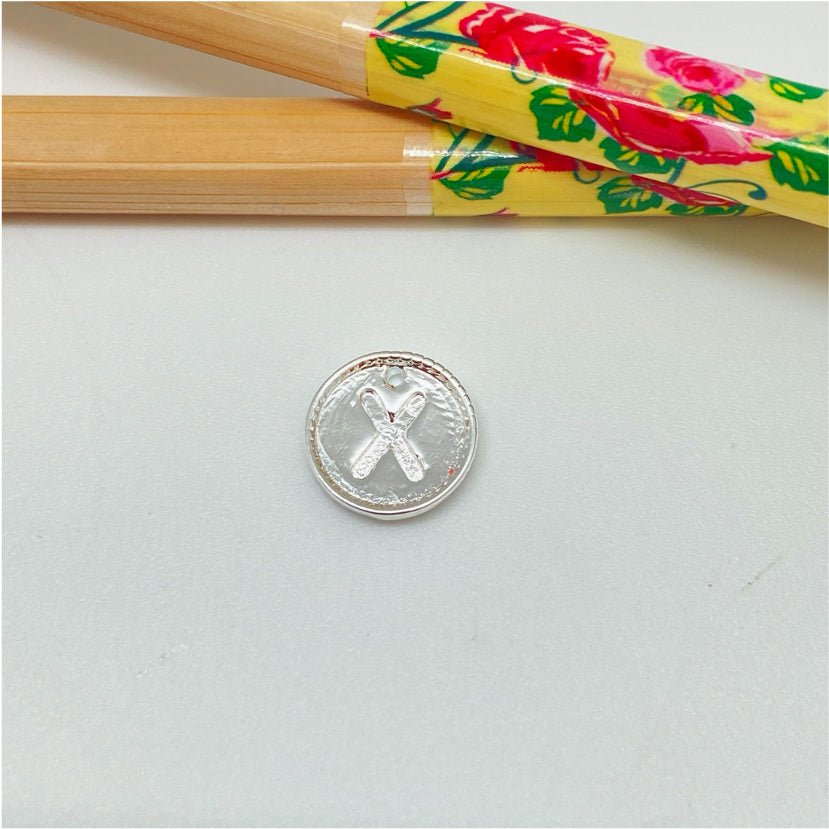 FP985 Colgante Mini Letra Diá. 11 mm Borde Rutilado Figura Baño Plata Figuras Bañadas hecho de Bronce Bañado en Plata 50 ml Joyas Bañadas en Plata FP985-Y