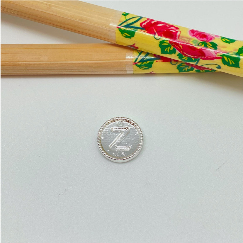 FP985 Colgante Mini Letra Diá. 11 mm Borde Rutilado Figura Baño Plata Figuras Bañadas hecho de Bronce Bañado en Plata 50 ml Joyas Bañadas en Plata FP985-Z
