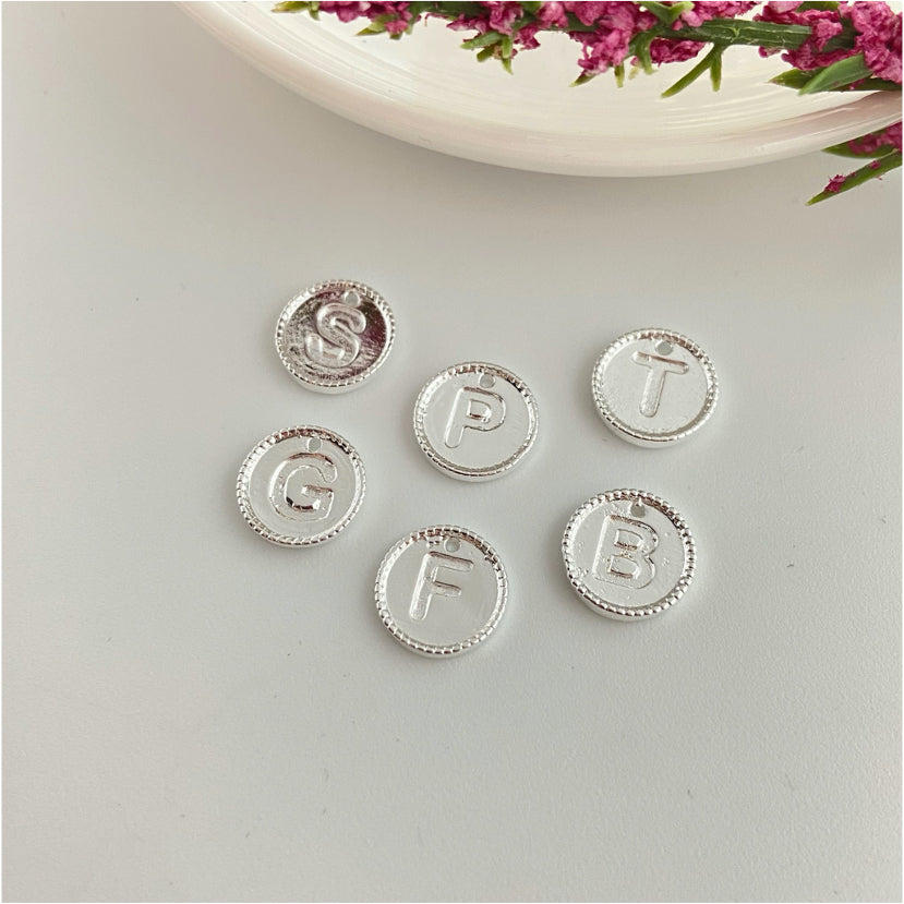 FP985 Colgante Mini Letra Diá. 11 mm Borde Rutilado Figura Baño Plata Figuras Bañadas hecho de Bronce Bañado en Plata 50 ml Joyas Bañadas en Plata FP985
