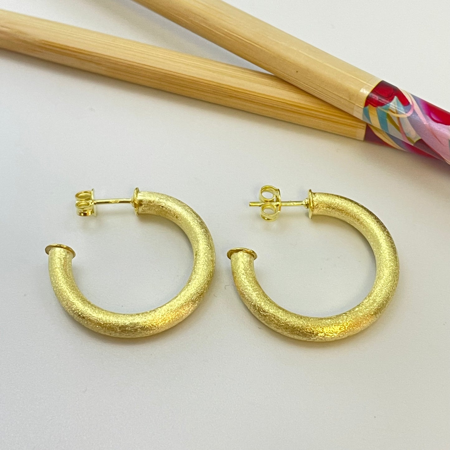 XO296 Argolla Tubo Mate 27 mm Espesor 4 mm Aro Baño Oro Aro Baño Oro Aros Bañados hecho de Bronce Bañado en Oro 18K Joyas Bañadas en Oro