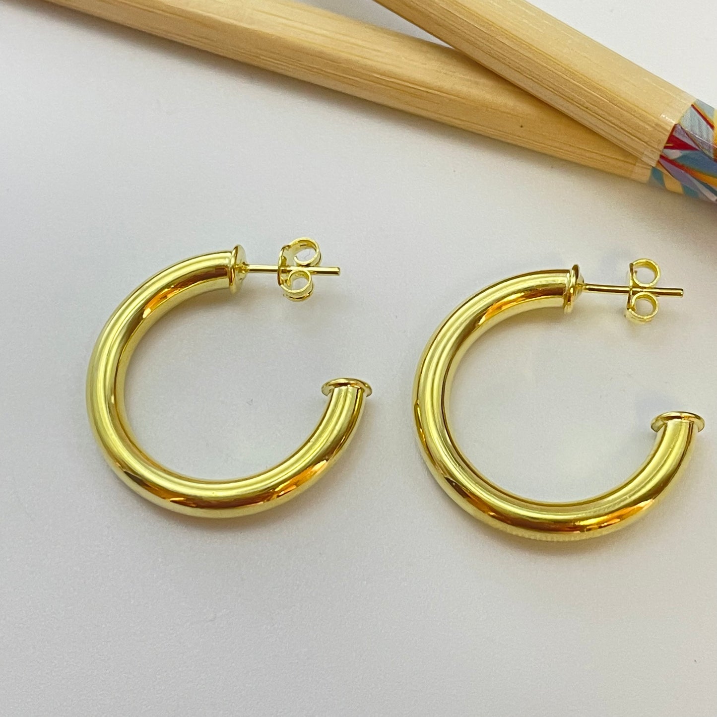 XO295 Argolla Lisa diametro 27 mm Espesor 4 mm Aro Baño Oro Aro Baño Oro Aros Bañados hecho de Bronce Bañado en Oro 18K Joyas Bañadas en Oro