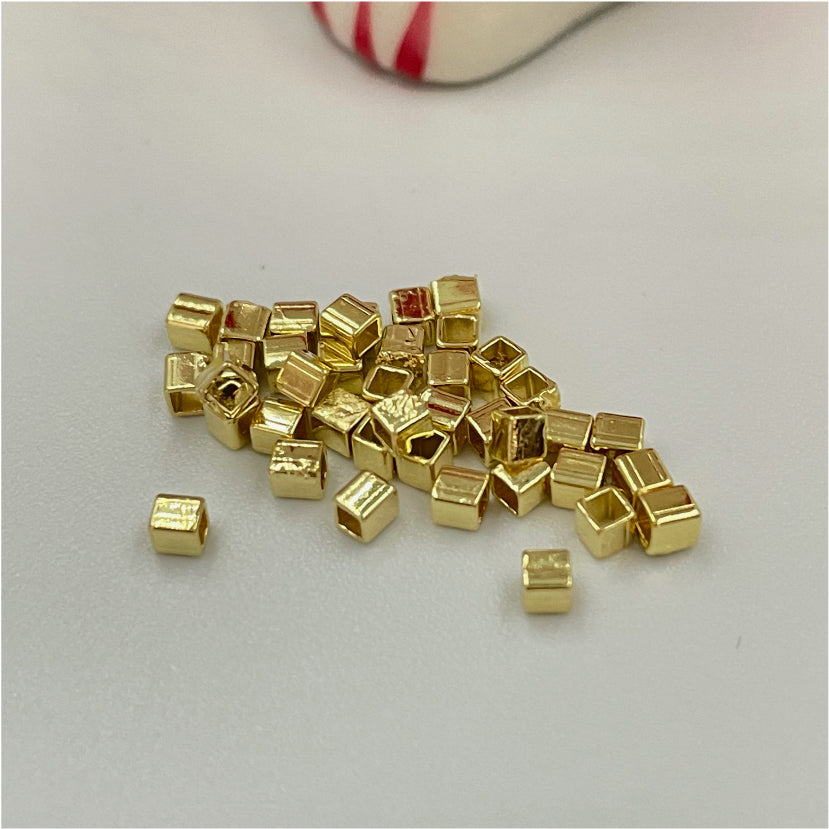 MO06 2x2 mm Cuadrado Liso Accesorio Baño Oro Accesorios Bañados en Oro y Plata hecho de Bronce Bañado en Oro 18K