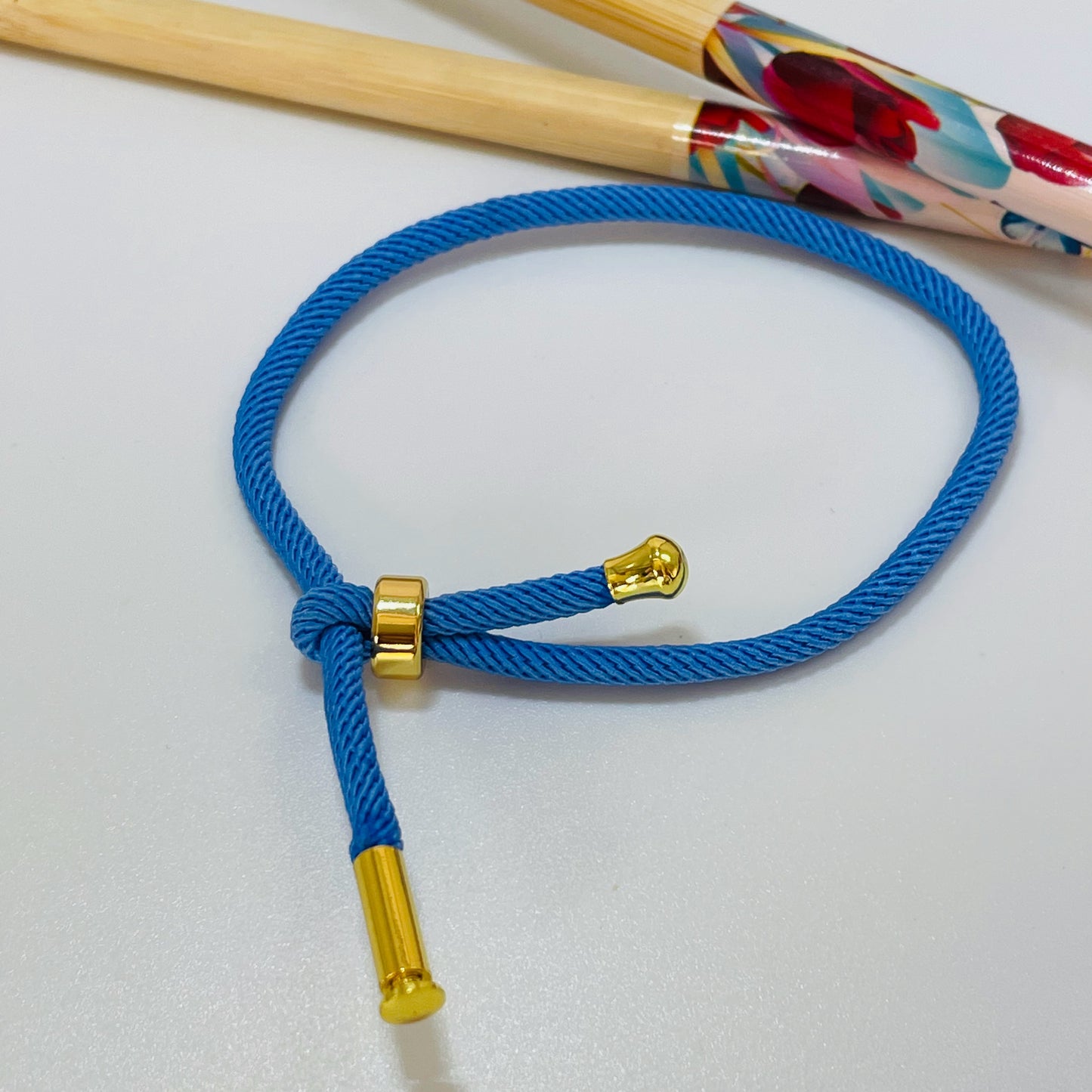 PO006 Pulsera Hilo Espesor 3 mm largo 15-18 cm Diámetro ajustable Pulsera Baño Oro Pulsera hecho de Hilo y Bronce Bañado en Oro Pulsera Baño Oro Color Azul