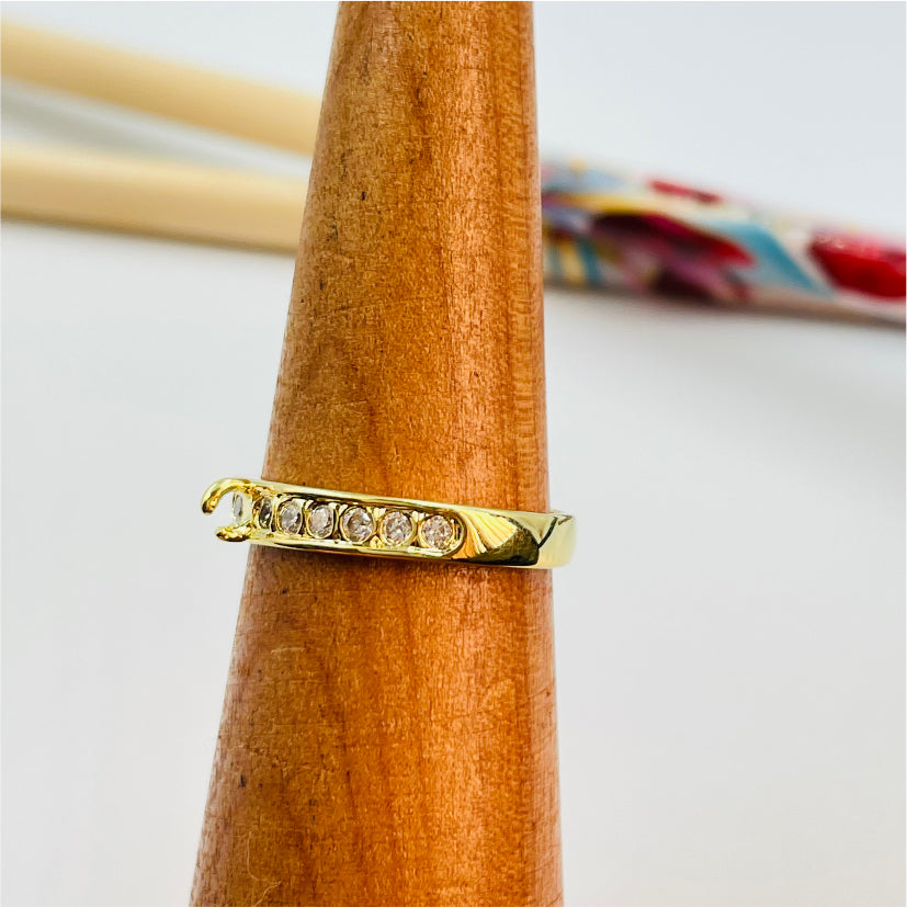 WO21 Anillo Medio Cintillo con Circones y argollita para colgante Anillo Baño Oro Anillos Bañados en Oro y Plata hecho de Bronce Bañado en Oro 18K Joyas Bañadas en Oro