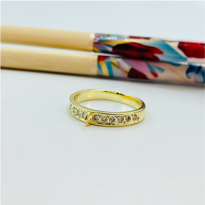 WO21 Anillo Medio Cintillo con Circones y argollita para colgante Anillo Baño Oro Anillos Bañados en Oro y Plata hecho de Bronce Bañado en Oro 18K Joyas Bañadas en Oro