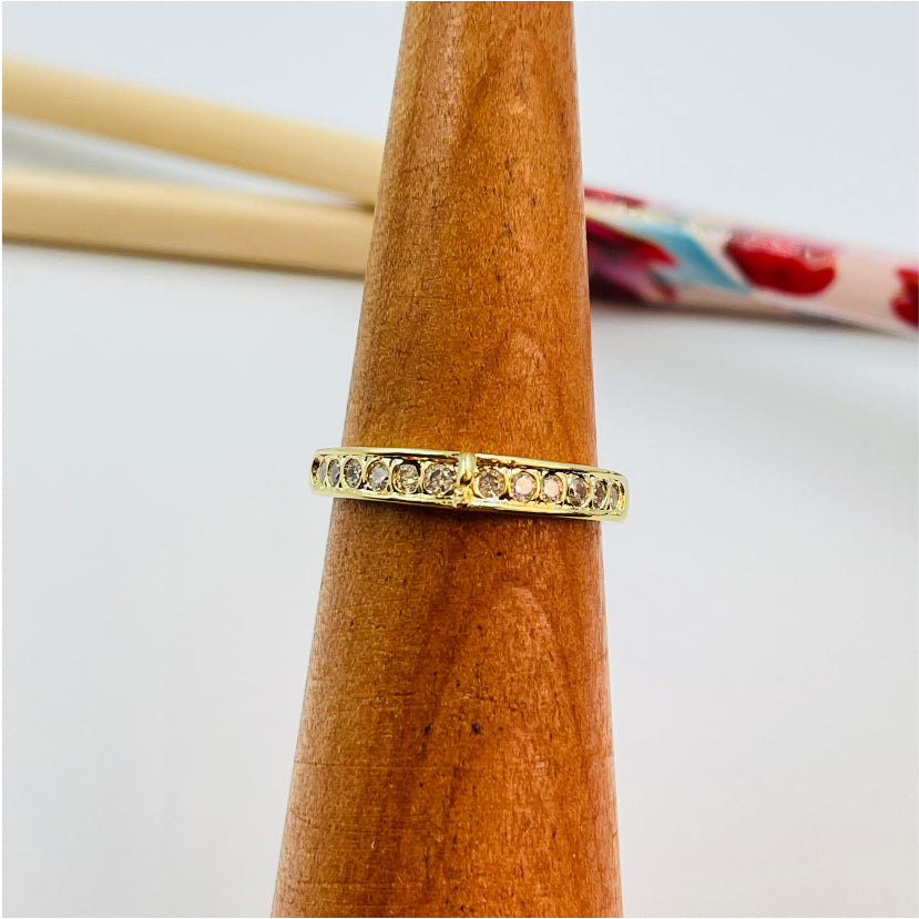 WO21 Anillo Medio Cintillo con Circones y argollita para colgante Anillo Baño Oro Anillos Bañados en Oro y Plata hecho de Bronce Bañado en Oro 18K Joyas Bañadas en Oro