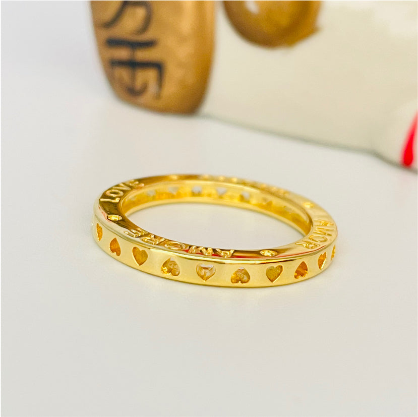 WO29 Anillo con Mini Corazones calados y Love lateral Ancho 2 mm Espesor 3 mm Anillo Baño Oro Anillos Bañados en Oro y Plata hecho de Bronce Bañado en Oro 18K Joyas Bañadas en Oro