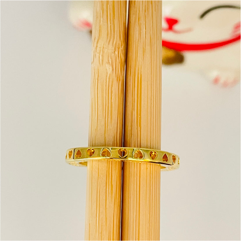 WO29 Anillo con Mini Corazones calados y Love lateral Ancho 2 mm Espesor 3 mm Anillo Baño Oro Anillos Bañados en Oro y Plata hecho de Bronce Bañado en Oro 18K Joyas Bañadas en Oro