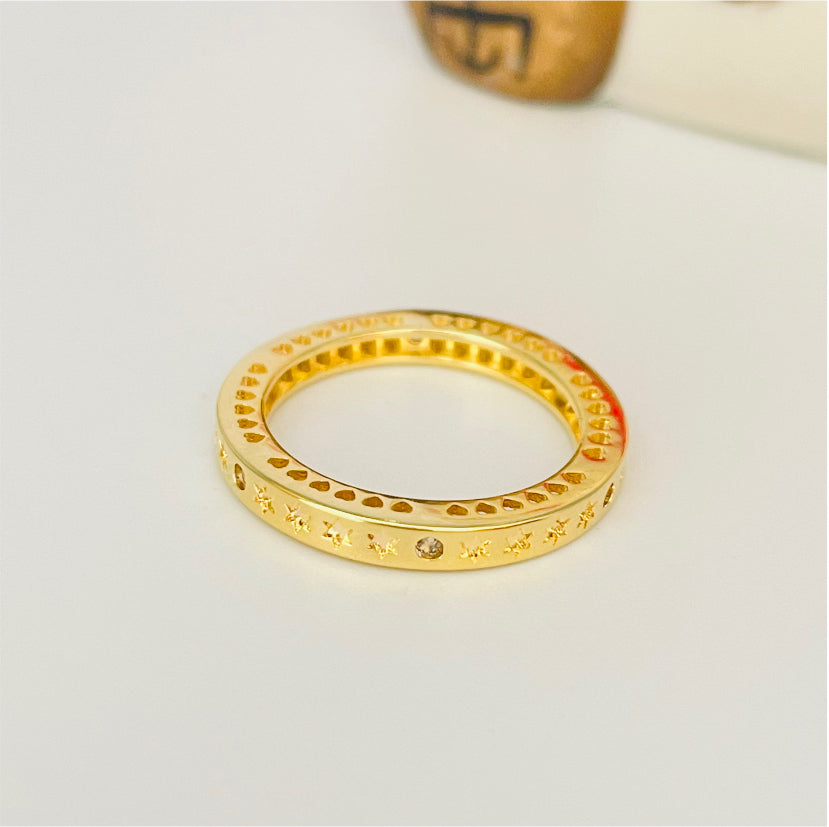 WO30 Anillo con mini estrellas estampadas y mini circones Corazones calados laterales Ancho 2 mm Espesor 3 mm Anillo Baño Oro Anillos Bañados en Oro y Plata hecho de Bronce Bañado en Oro 18K Joyas Bañadas en Oro