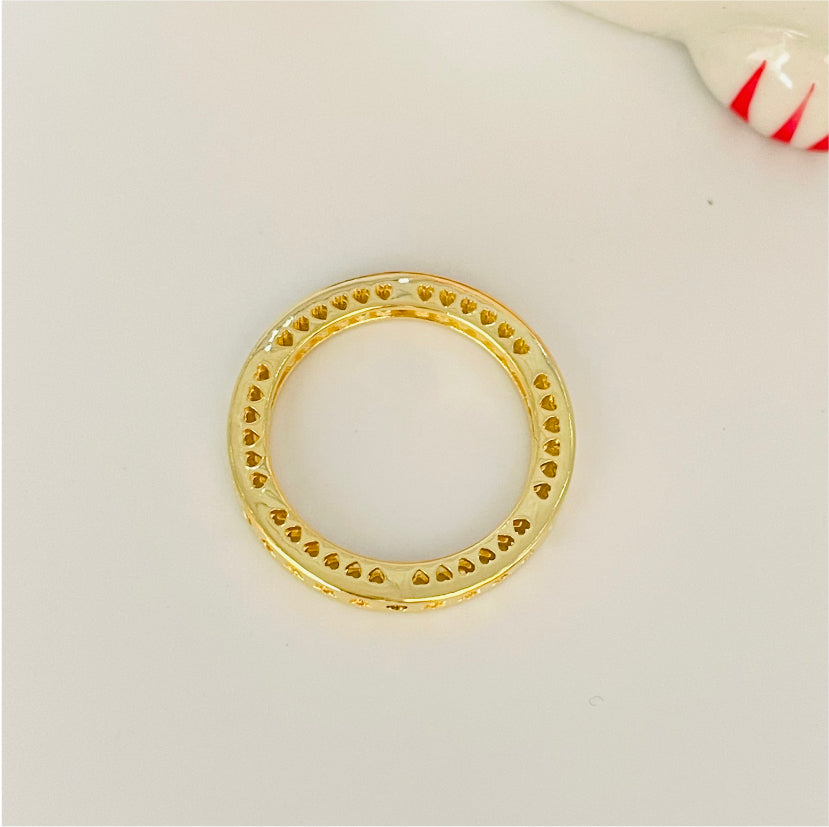 WO30 Anillo con mini estrellas estampadas y mini circones Corazones calados laterales Ancho 2 mm Espesor 3 mm Anillo Baño Oro Anillos Bañados en Oro y Plata hecho de Bronce Bañado en Oro 18K Joyas Bañadas en Oro