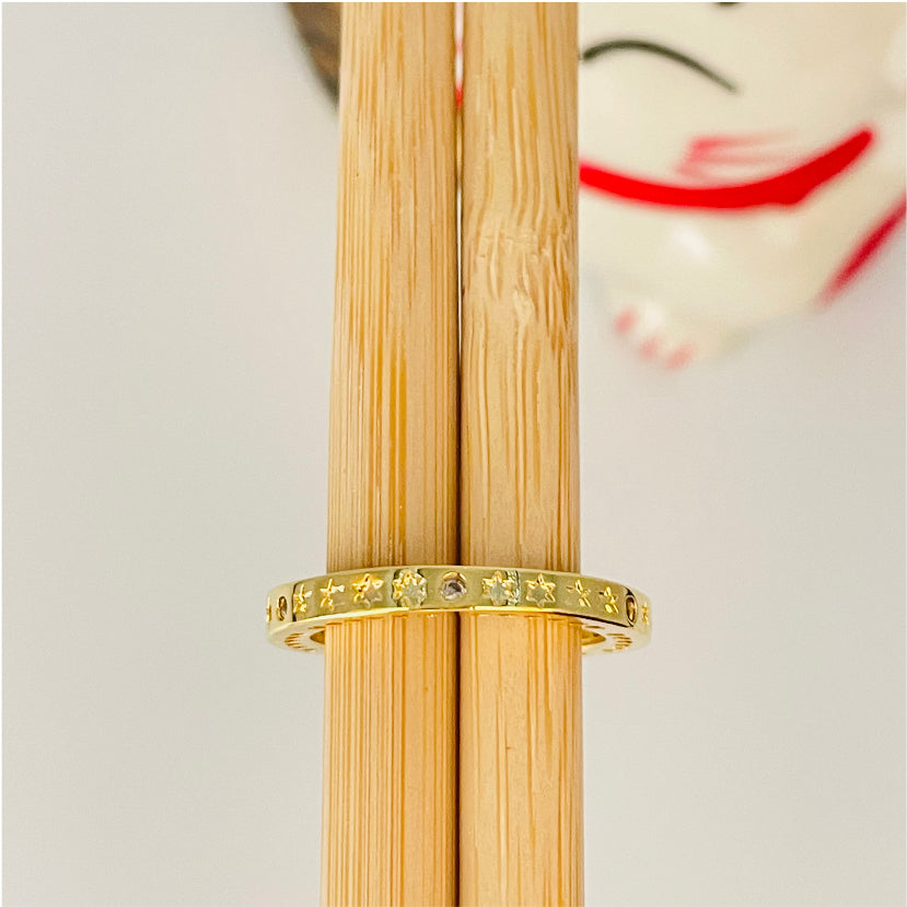 WO30 Anillo con mini estrellas estampadas y mini circones Corazones calados laterales Ancho 2 mm Espesor 3 mm Anillo Baño Oro Anillos Bañados en Oro y Plata hecho de Bronce Bañado en Oro 18K Joyas Bañadas en Oro