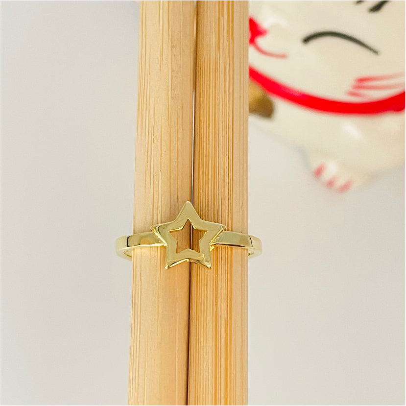 WO32 Anillo Estrella Calada de 9 mm Ancho Argolla 2 mm Anillo Baño Oro Anillos Bañados en Oro y Plata hecho de Bronce Bañado en Oro 18K Joyas Bañadas en Oro