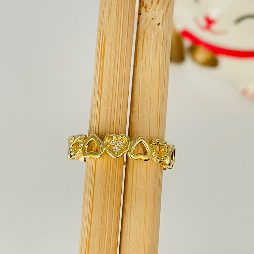 WO36 Anillo Corazones Calados Borde liso y borde reticulado y circones Ancho 5 mm Anillo Baño Oro Anillos Bañados en Oro y Plata hecho de Bronce Bañado en Oro 18K Joyas Bañadas en Oro