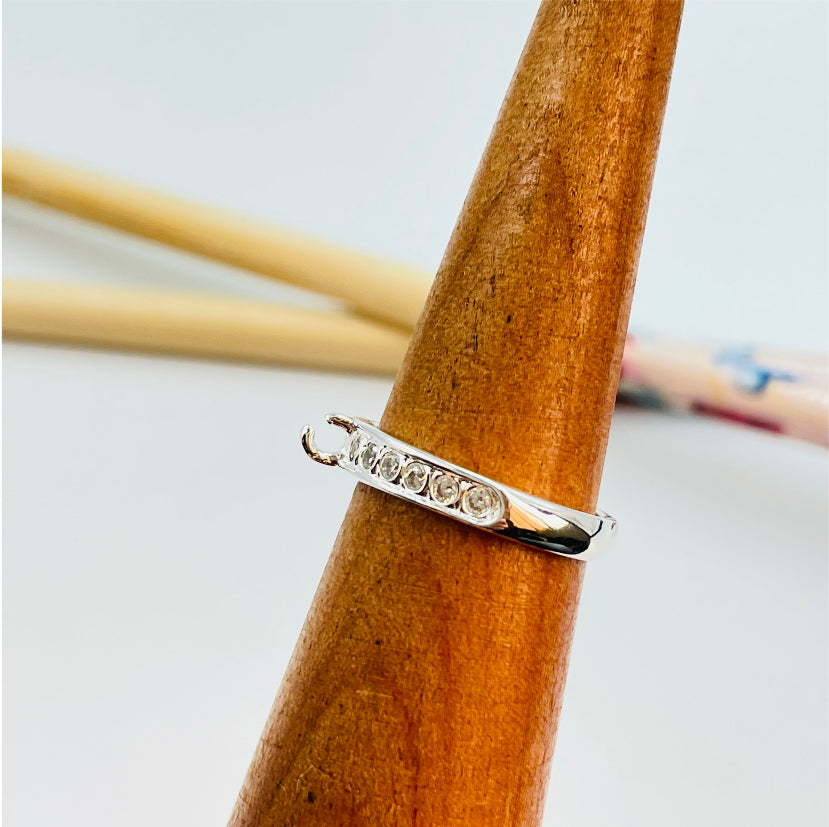 WP21 Anillo Medio Cintillo con Circones y argollita para colgante Anillo Baño Plata Anillos Bañados en Oro y Plata hecho de Bronce Bañado en Plata 50 ml Joyas Bañadas en Plata