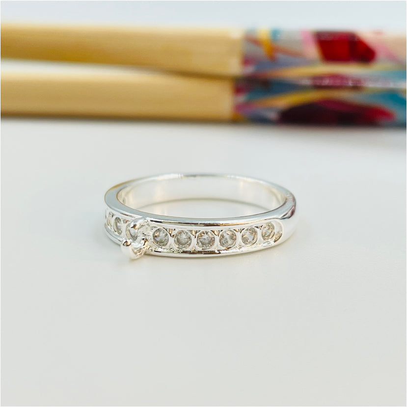 WP21 Anillo Medio Cintillo con Circones y argollita para colgante Anillo Baño Plata Anillos Bañados en Oro y Plata hecho de Bronce Bañado en Plata 50 ml Joyas Bañadas en Plata