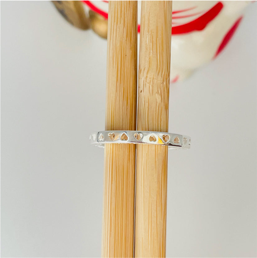 WP29 Anillo con Mini Corazones calados y Love lateral Ancho 2 mm Espesor 3 mm Anillo Baño Plata Anillos Bañados en Oro y Plata hecho de Bronce Bañado en Plata 50 ml Joyas Bañadas en Plata