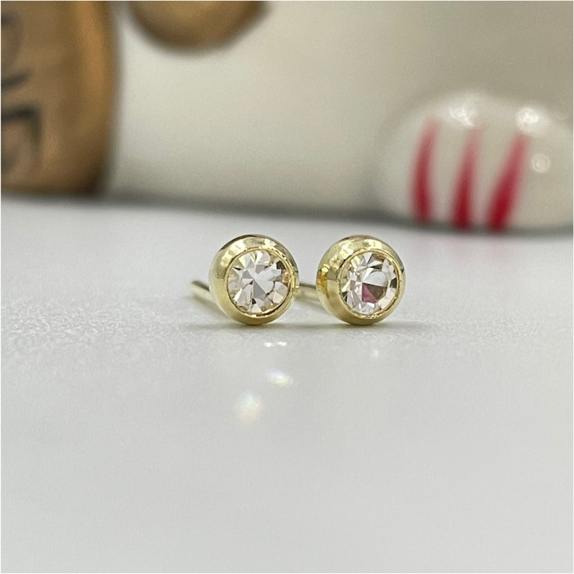 XO05 Aro Punto de Luz 4 mm Aro Baño Oro Aros Bañados en Oro y Plata hecho de Bronce Bañado en Oro 18K