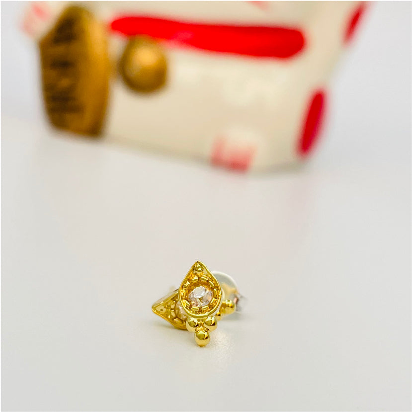 XO188 Aro Punto de Luz largo con 3 bolitas inferior 8x4 mm Aro Baño Oro Aros Bañados en Oro y Plata hecho de Bronce Bañado en Oro 18K