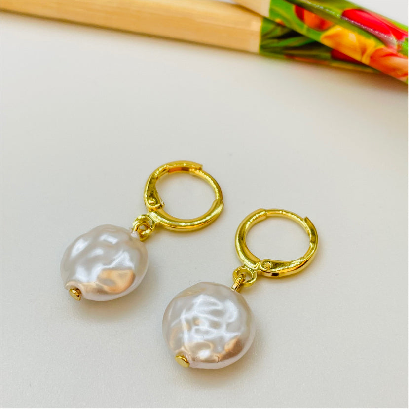 XO195 Aro argollita con colgante tipo nacar largo total 27 mm diá. Perla 12 mm Aro Baño Oro Aros Bañados en Oro y Plata hecho de Bronce Bañado en Oro 18K Joyas Bañadas en Oro