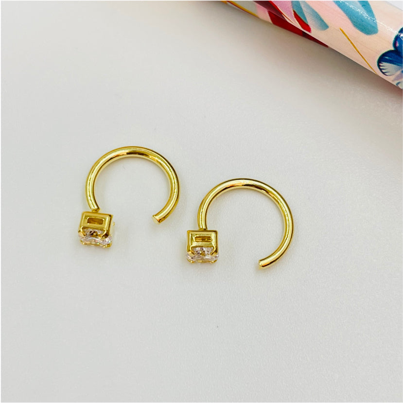 XO200 Aro Argollita con circón de 4 mm Aro Baño Oro Aros Bañados en Oro y Plata hecho de Bronce Bañado en Oro 18K Joyas Bañadas en Oro