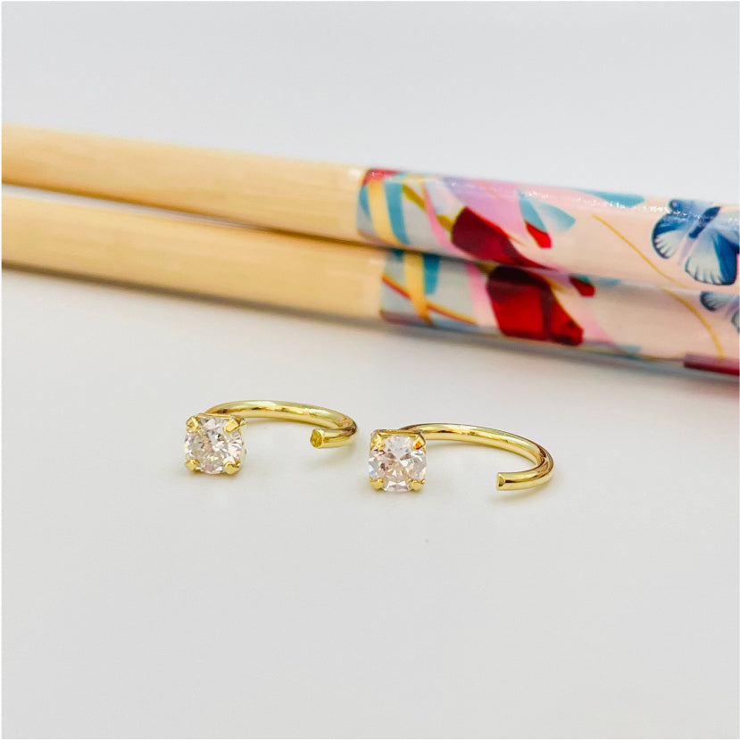 XO200 Aro Argollita con circón de 4 mm Aro Baño Oro Aros Bañados en Oro y Plata hecho de Bronce Bañado en Oro 18K Joyas Bañadas en Oro