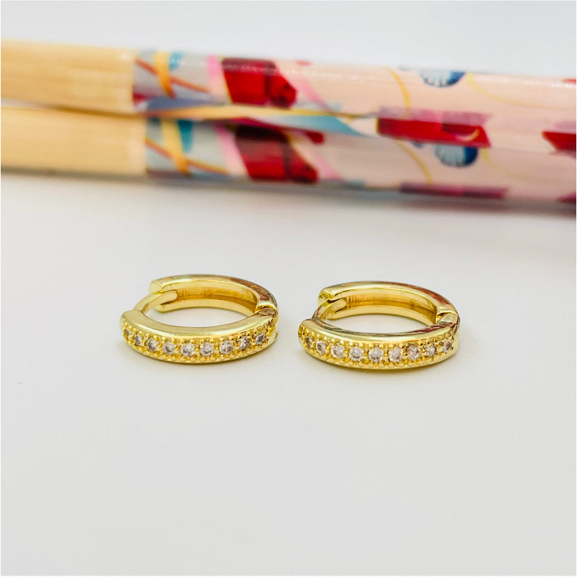 XO204 Aro Argolla a Presión 12x3 mm con Circones Aro Baño Oro Aros Bañados hecho de Bronce Bañado en Oro 18K Joyas Bañadas en Oro